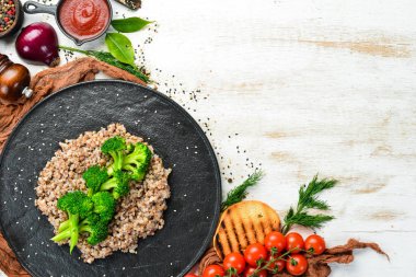 Sağlıklı Diyet Yemekleri. Haşlanmış karabuğday ve brokoli. Siyah taştan bir tabakta. Üst görünüm.