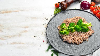 Sağlıklı Diyet Yemekleri. Haşlanmış karabuğday ve brokoli. Siyah taştan bir tabakta. Üst görünüm.