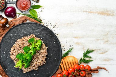 Sağlıklı Diyet Yemekleri. Haşlanmış karabuğday ve brokoli. Siyah taştan bir tabakta. Üst görünüm.