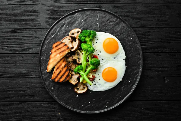 Sağlıklı Kahvaltı Brokolili Yumurta Mantar Ekmek Siyah Taştan Bir Tabakta — Stok fotoğraf