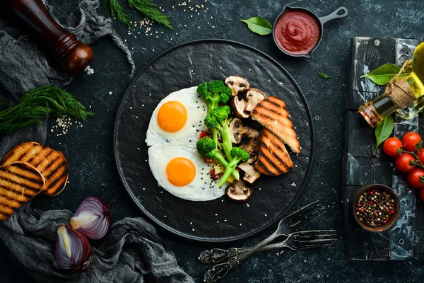 Gesundes Frühstück Gebratenes Mit Brokkoli Pilzen Und Brot Auf Einer — Stockfoto
