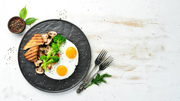 Sağlıklı Kahvaltı Brokolili Yumurta Mantar Ekmek Siyah Taştan Bir Tabakta — Stok fotoğraf