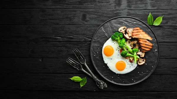 Sağlıklı Kahvaltı Brokolili Yumurta Mantar Ekmek Siyah Taştan Bir Tabakta — Stok fotoğraf