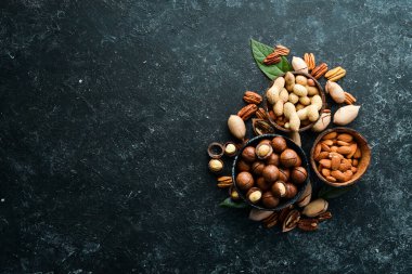 Fındık takımı. Macadamia fındığı, ceviz, fıstık ve badem. Üst görünüm.