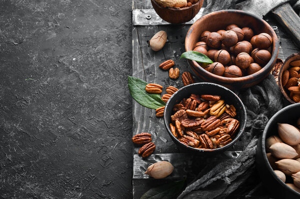 Набор орехов. Орехи макадамия, орехи пекан, арахис и миндаль. Вид сверху
.