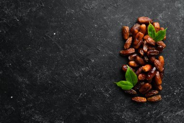 Tarihler. Lezzetli tatlı Türkçe siyah taş arka planda tarihlenir. Üst Manzara. Metnin için boş yer.