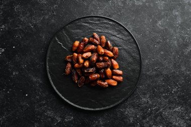 Tarihler. Lezzetli tatlı Türkçe siyah taş arka planda tarihlenir. Üst Manzara. Metnin için boş yer.