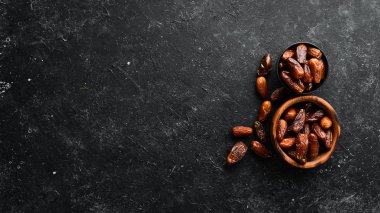 Tarihler. Lezzetli tatlı Türkçe siyah taş arka planda tarihlenir. Üst Manzara. Metnin için boş yer.