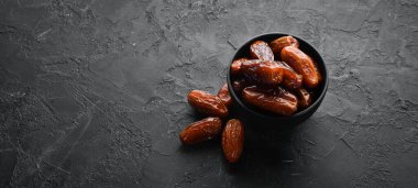 Tarihler. Lezzetli tatlı Türkçe siyah taş arka planda tarihlenir. Üst Manzara. Metnin için boş yer.