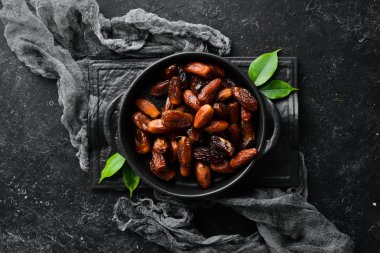 Tarihler. Lezzetli tatlı Türkçe siyah taş arka planda tarihlenir. Üst Manzara. Metnin için boş yer.