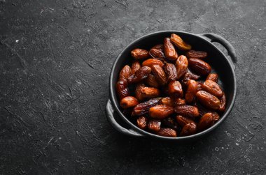 Tarihler. Lezzetli tatlı Türkçe siyah taş arka planda tarihlenir. Üst Manzara. Metnin için boş yer.