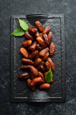 Tarihler. Lezzetli tatlı Türkçe siyah taş arka planda tarihlenir. Üst Manzara. Metnin için boş yer.