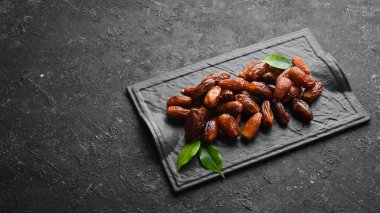 Tarihler. Lezzetli tatlı Türkçe siyah taş arka planda tarihlenir. Üst Manzara. Metnin için boş yer.