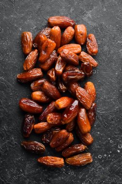 Tarihler. Lezzetli tatlı Türkçe siyah taş arka planda tarihlenir. Üst Manzara. Metnin için boş yer.