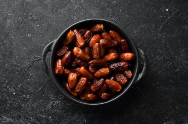 Tarihler. Lezzetli tatlı Türkçe siyah taş arka planda tarihlenir. Üst Manzara. Metnin için boş yer.