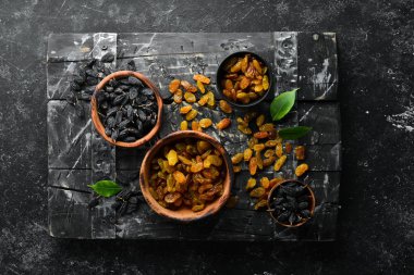 Üzümlerden lezzetli tatlı üzümler. Kurutulmuş meyve. Üst Manzara. Metnin için boş yer.