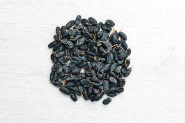 Kurutulmuş meyve. Mavi üzümden yapılmış üzümler. Üst görünüm.