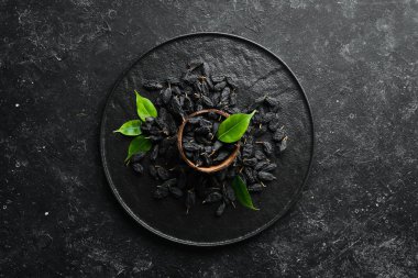 Bir kasede mavi üzümlü üzümler. Üst Manzara. Metnin için boş yer.