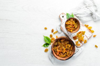 Bir kasede beyaz üzüm üzümleri. Kurutulmuş meyve. Üst Manzara. Metnin için boş yer.