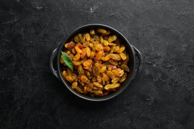 Bir kasede beyaz üzüm üzümleri. Kurutulmuş meyve. Üst Manzara. Metnin için boş yer.