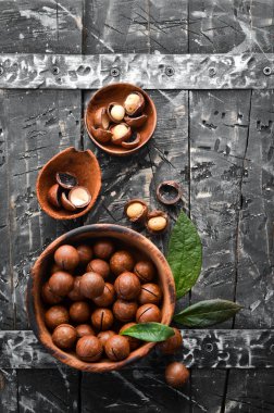 Macadamia fındığı siyah taş arka planda kasede. Üst Manzara. Metnin için boş yer.
