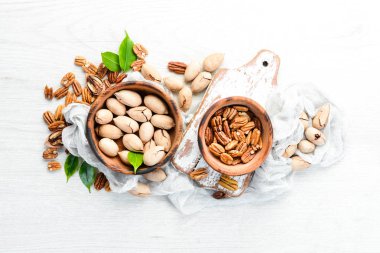 Beyaz arka planda nefis fındıklar. Üst Manzara. Metnin için boş yer.