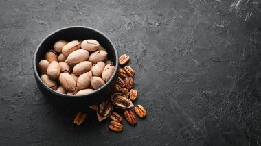 Siyah taş arka planda fındık. Ceviz çeşitleri. Üst bölüm. Metnin için boş yer.