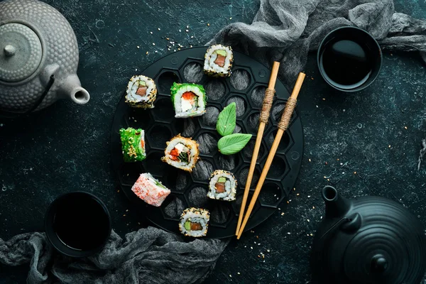 Velká Sada Sushi Rohlíků Mořskými Plody Černém Kamenném Pozadí Horní — Stock fotografie
