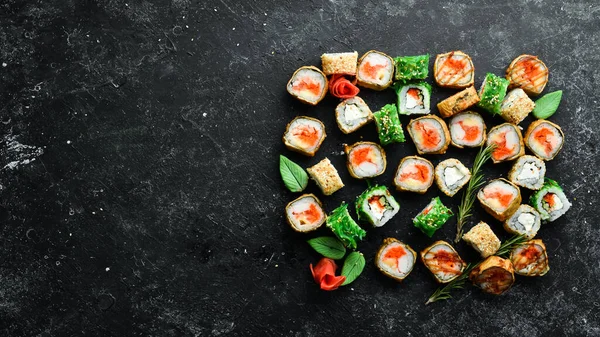 Duży Zestaw Bułek Sushi Owocami Morza Czarnym Kamiennym Tle Widok — Zdjęcie stockowe