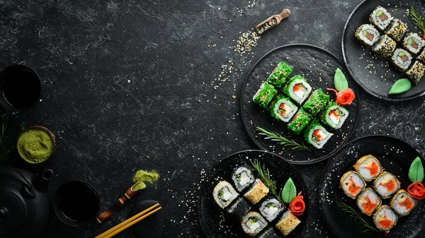 Sushi Szelet Menü Színes Finom Sushi Tekercsek Fekete Tányérokon Felülnézet — Stock Fotó
