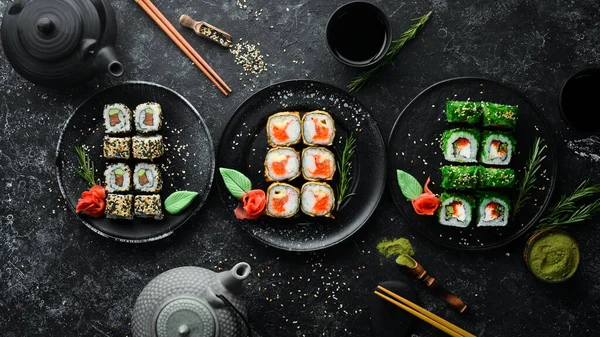 Menu Sushi Baru Sada Barevných Lahodných Sushi Rohlíků Černých Talířích — Stock fotografie