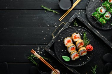 Ton balığı ve havyarlı suşi. Suşi siyah taştan bir tabakta. Üst görünüm.