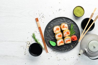 Ton balığı ve havyarlı suşi. Suşi siyah taştan bir tabakta. Üst görünüm.