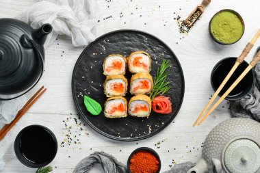 Ton balığı ve havyarlı suşi. Suşi siyah taştan bir tabakta. Üst görünüm.