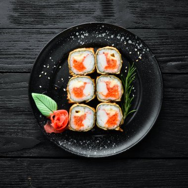 Yengeç ve yağda pişirilmiş havyarlı suşi. Japon restoranının suşi menüsü. Üst görünüm.