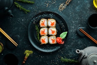 Yengeç ve yağda pişirilmiş havyarlı suşi. Japon restoranının suşi menüsü. Üst görünüm.