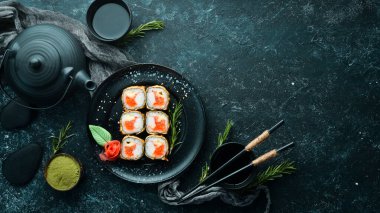 Yengeç ve yağda pişirilmiş havyarlı suşi. Japon restoranının suşi menüsü. Üst görünüm.