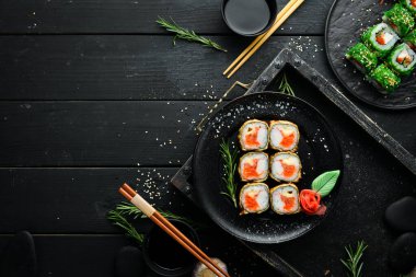 Yengeç ve yağda pişirilmiş havyarlı suşi. Japon restoranının suşi menüsü. Üst görünüm.