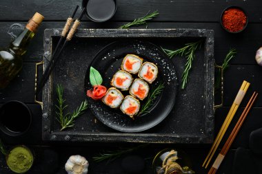 Yengeç ve yağda pişirilmiş havyarlı suşi. Japon restoranının suşi menüsü. Üst görünüm.