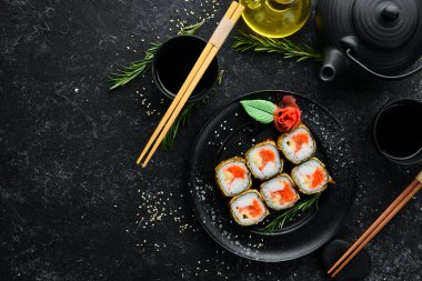 Yengeç ve yağda pişirilmiş havyarlı suşi. Japon restoranının suşi menüsü. Üst görünüm.