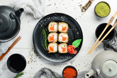 Yengeç ve yağda pişirilmiş havyarlı suşi. Japon restoranının suşi menüsü. Üst görünüm.