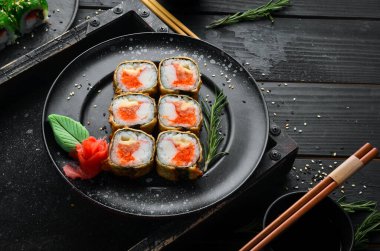 Yengeç ve yağda pişirilmiş havyarlı suşi. Japon restoranının suşi menüsü. Üst görünüm.