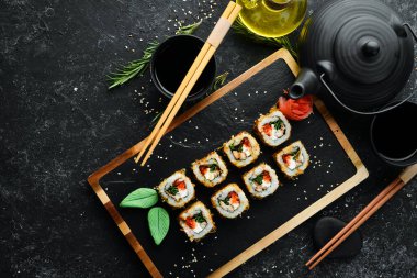 Ton balığı, havyar ve soğanlı lezzetli suşi. Japon restoranının suşi menüsü. Üst görünüm.