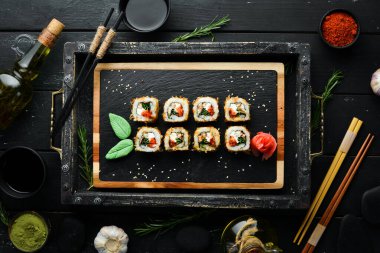 Ton balığı, havyar ve soğanlı lezzetli suşi. Japon restoranının suşi menüsü. Üst görünüm.