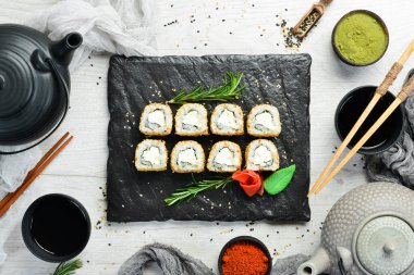 Peynirli ve susamlı lezzetli suşi. Japon mutfağı. Üst görünüm.