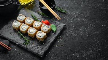 Peynirli ve susamlı lezzetli suşi. Japon mutfağı. Üst görünüm.