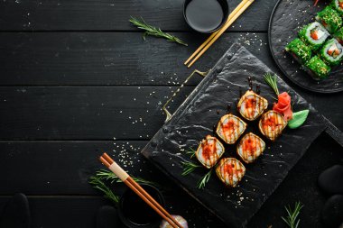 Yılan balığı ve havyarlı fırında suşi. Deniz ürünleri. Üst görünüm.