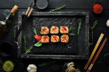 Yılan balığı ve havyarlı fırında suşi. Deniz ürünleri. Üst görünüm.