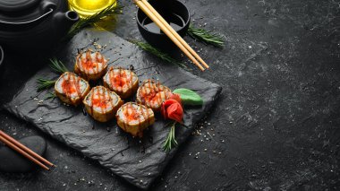 Yılan balığı ve havyarlı fırında suşi. Deniz ürünleri. Üst görünüm.