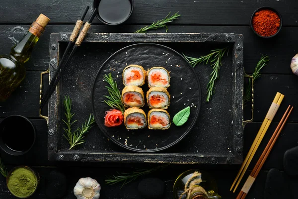 Sushi Broodjes Met Tonijn Kaviaar Sushi Gezet Een Zwarte Steen — Stockfoto